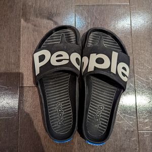 People slippers size 7